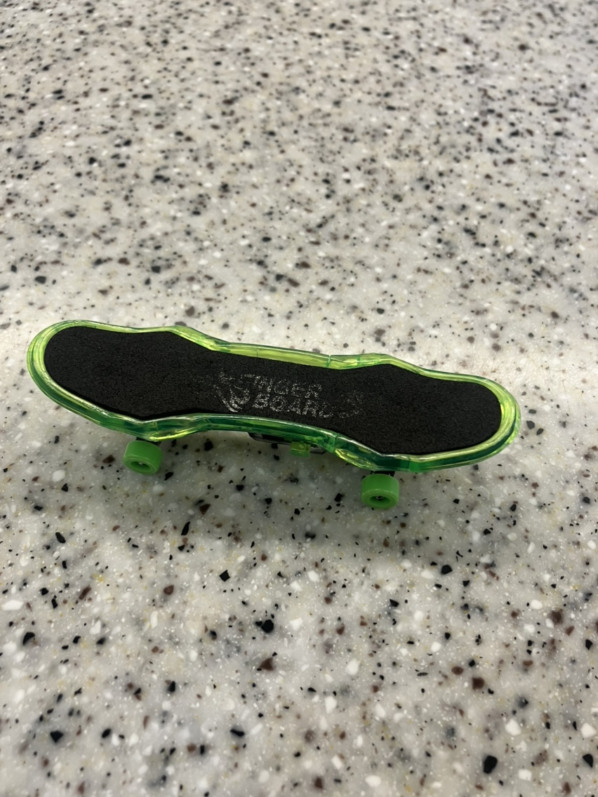 26년 1월 초록색 스케이트보드 장난감