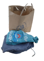 쇼핑봉투(셔츠와 바지 들어있음)