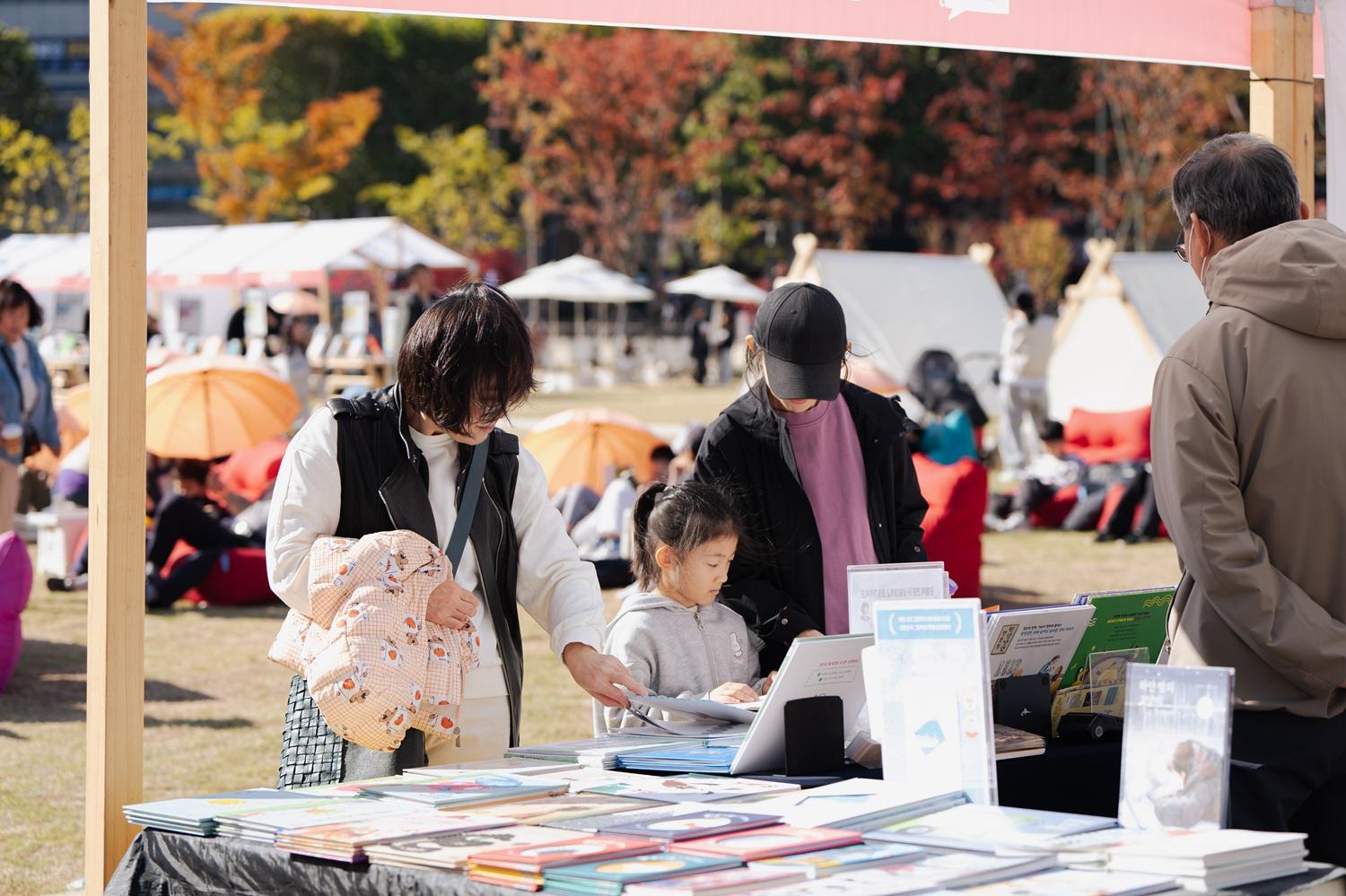[사진모음집] 2025 강동북페스티벌 +잇북인강동 +출판사 이미지 9